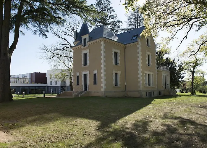 Appart hôtel Domitys Le Château Des Plans Parthenay